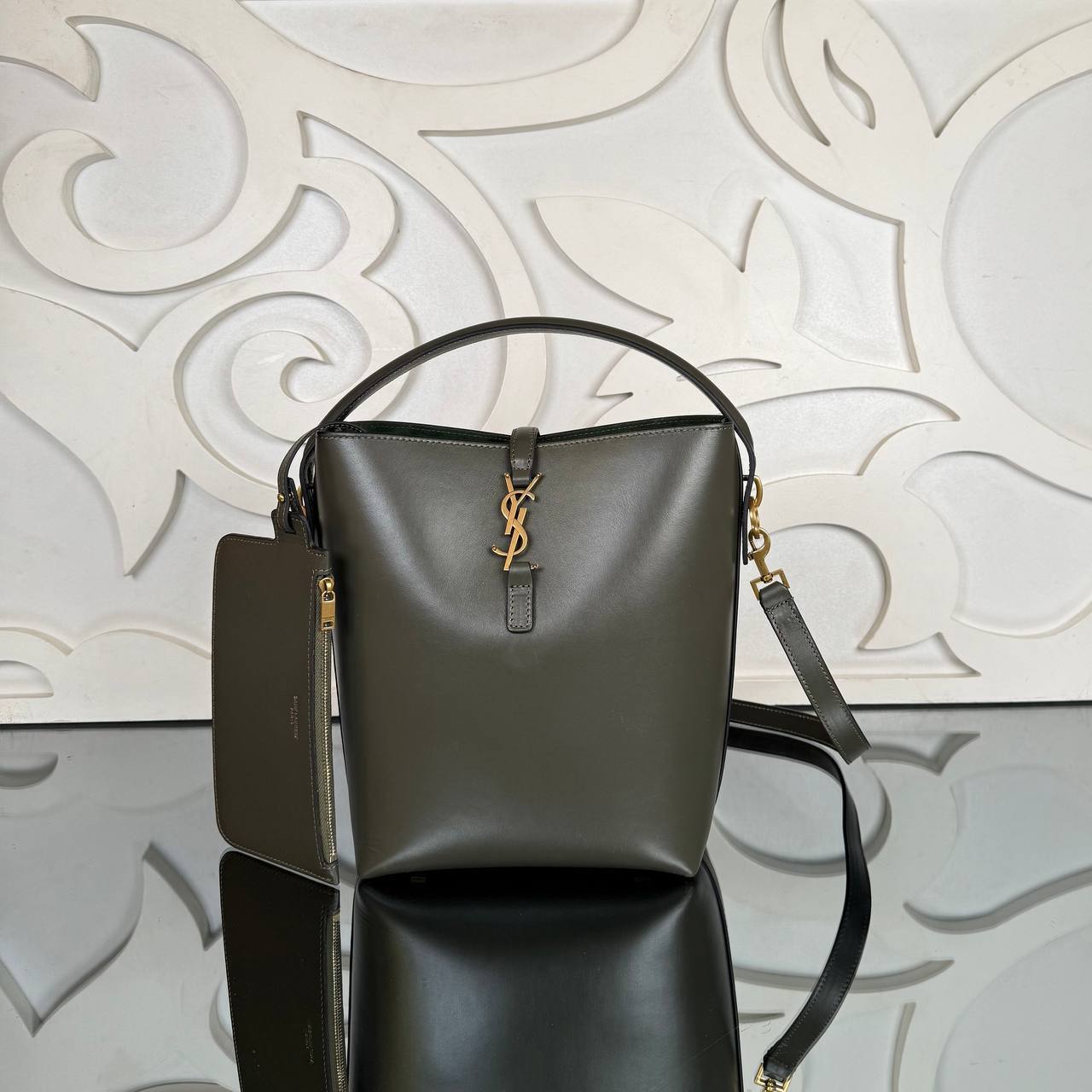 Small Hobo Bag in Smooth Leather - Зображення 6
