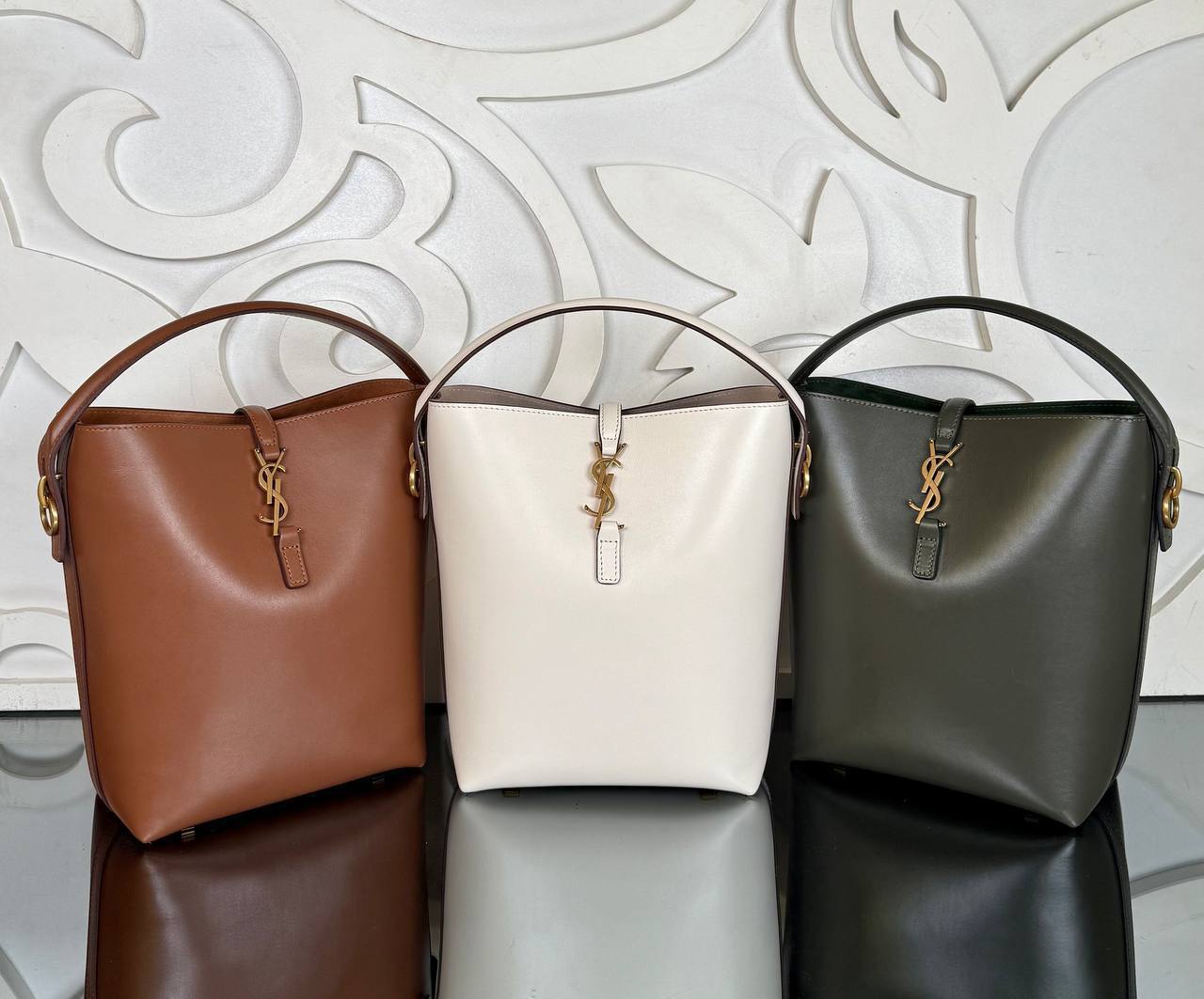 Small Hobo Bag in Smooth Leather - Зображення 15