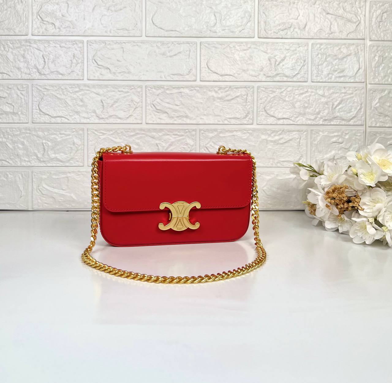 Елегантна сумка-crossbody з гладким клапаном та закругленими кутами. - Зображення 5