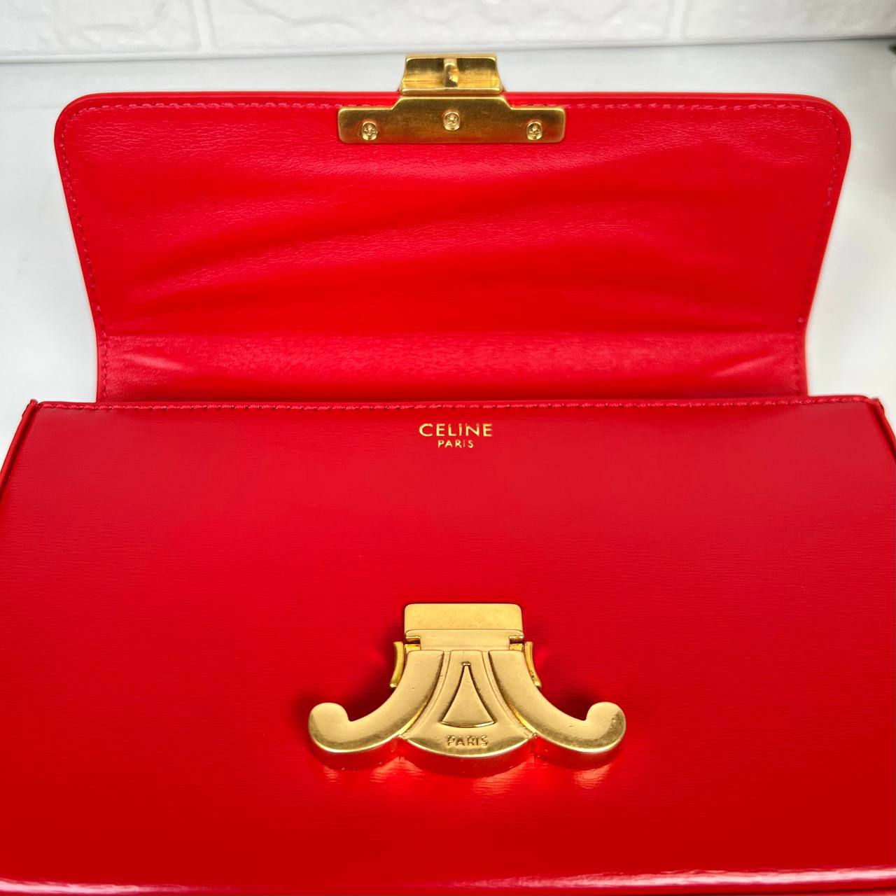 Елегантна сумка-crossbody з гладким клапаном та закругленими кутами. - Зображення 11