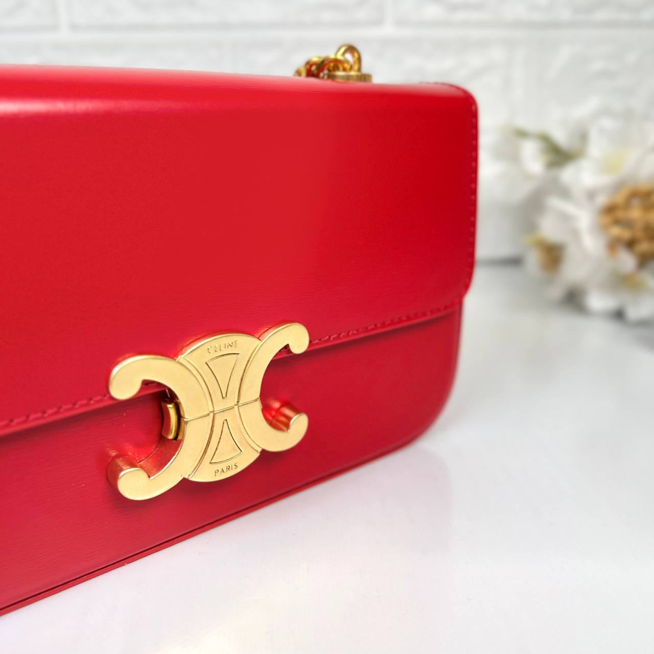Елегантна сумка-crossbody з гладким клапаном та закругленими кутами. - Зображення 10