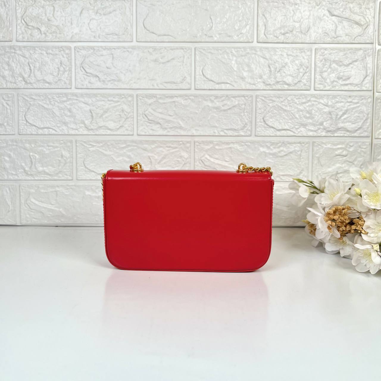 Елегантна сумка-crossbody з гладким клапаном та закругленими кутами. - Зображення 8