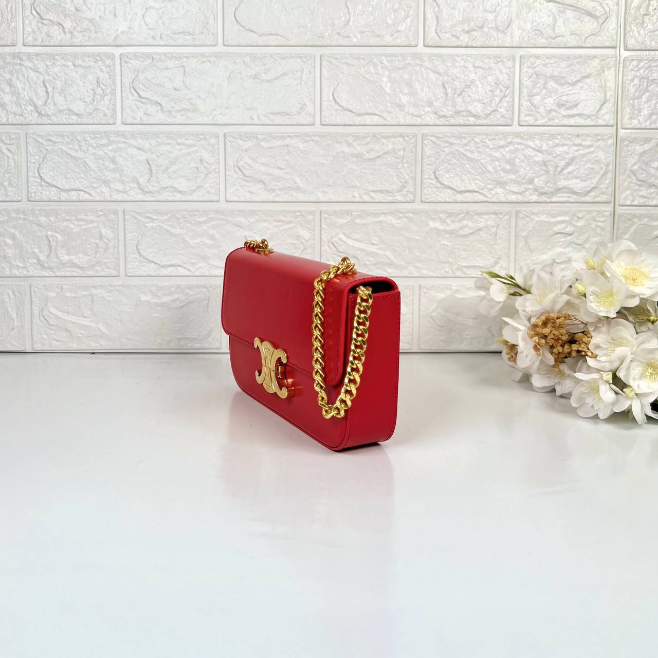 Елегантна сумка-crossbody з гладким клапаном та закругленими кутами. - Зображення 7