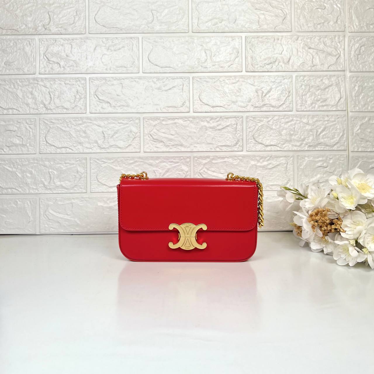 Елегантна сумка-crossbody з гладким клапаном та закругленими кутами.