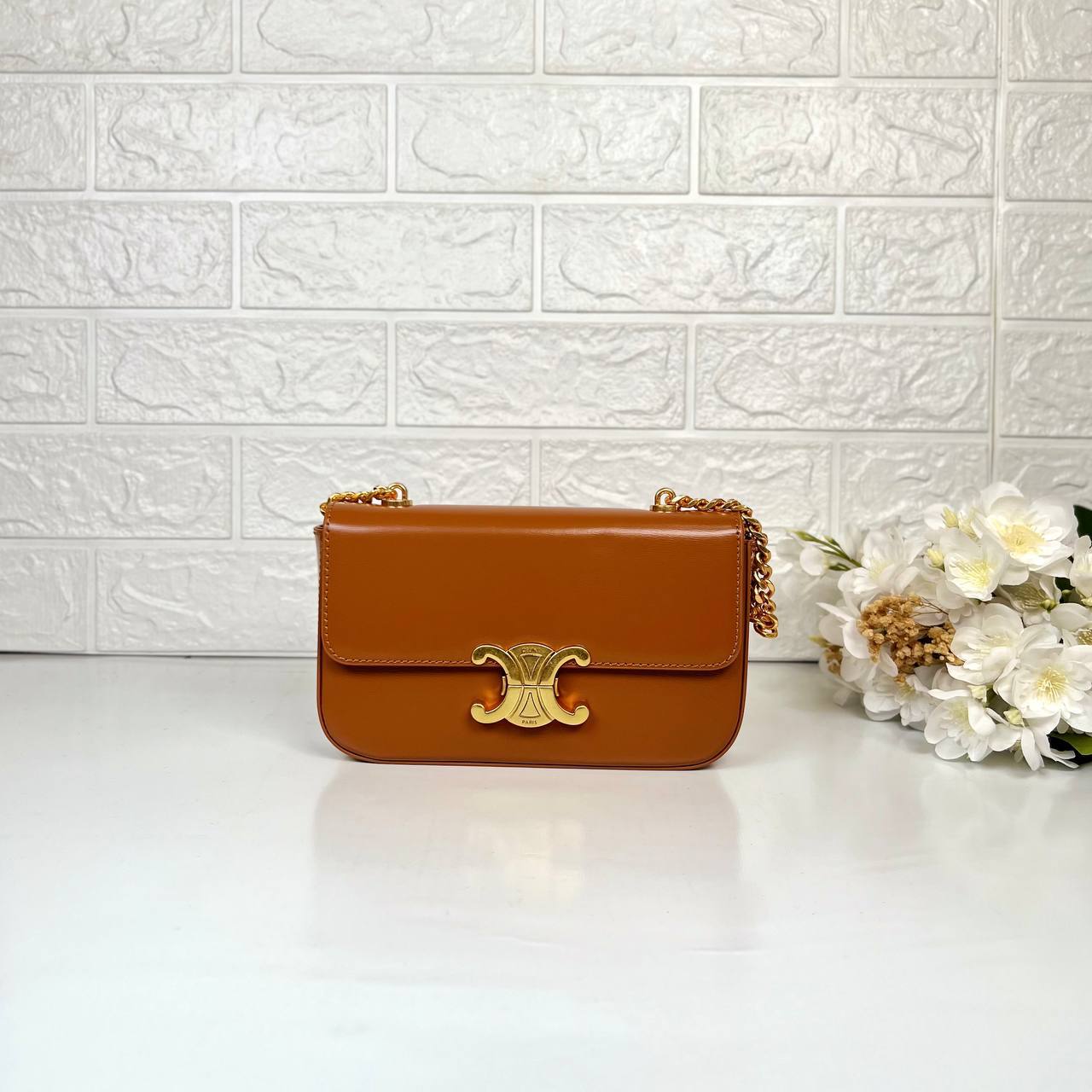 Елегантна сумка-crossbody з гладким клапаном та закругленими кутами. - Зображення 3