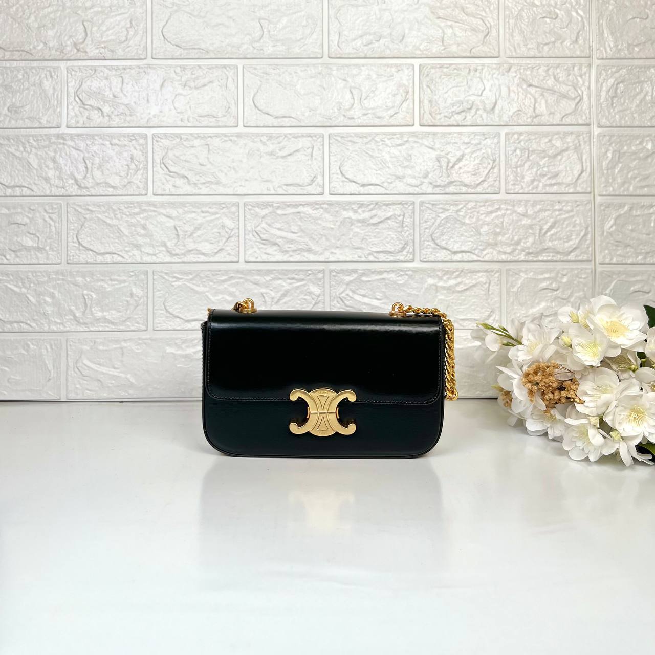 Елегантна сумка-crossbody з гладким клапаном та закругленими кутами. - Зображення 2